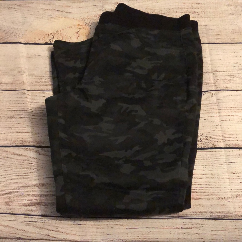 Black camo jeggings